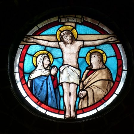 Jeesus risti löödud kiriku vitraažil